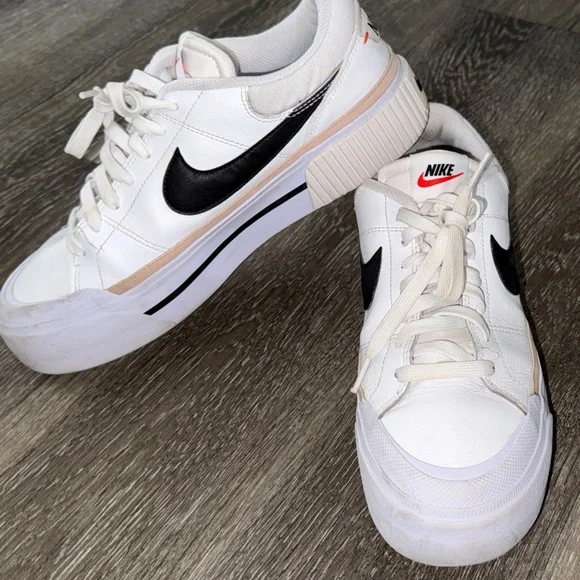 Nike White and Black Women's Sneakers - Picture 1 of 6